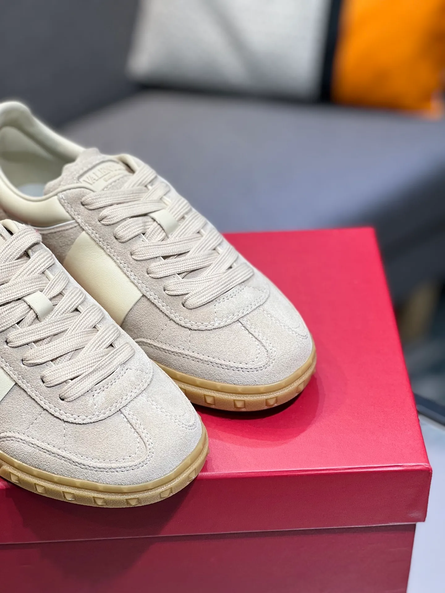 Men's shoes 💰620 👉🌹🌹VALENTINO counter synchronized new low-top casual sports shoes 👍Professional and high-end, perfect replica, first-class quality! 👍All made of original 1:1 materials, exclusive mold opening! 👍High mercerized cowhide fabric 👍TPU outsole, comfortable and wear-resistant, brand injection insole, 👍Full set of high-end counter packaging 👍All details are customized with 1:1 mold, striving for perfection! 👍Couple style female 35-41, male 38-46 (female 41, male 45 46 customized)